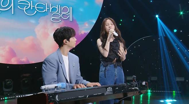 KBS 2TV 뮤직 토크쇼 ‘더 시즌즈-박보검의 칸타빌레’에 출연한 가수 권진아.