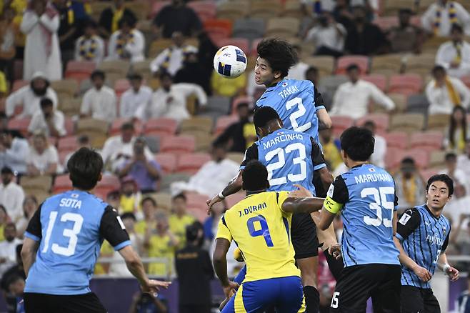 가와사키 프론탈레 다카이 코타(2번)가 1일 알 나스르전에서 헤더를 하고 있다. AP연합뉴스