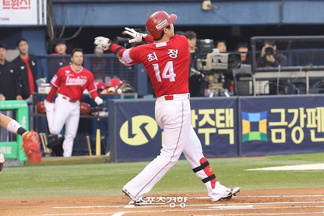 SSG 최정이 2일 잠실 LG전에서 1회초 홈런을 날린 뒤 타구를 바라보고 있다. SSG랜더스 제공