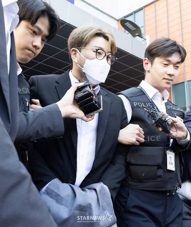 [서울=뉴시스] 황준선 기자 = 음주 뺑소니 혐의를 받고 있는 트로트 가수 김호중이 31일 오전 서울 강남경찰서에서 검찰로 송치되고 있다. 2024.05.31. hwang@newsis.com /사진=황준선