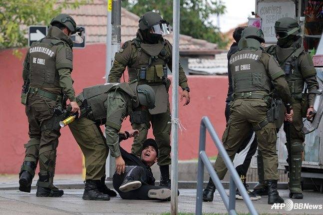 포르탈레자와 콜로콜로의 경기 전 서포터와 충돌한 경찰. /AFPBBNews=뉴스1