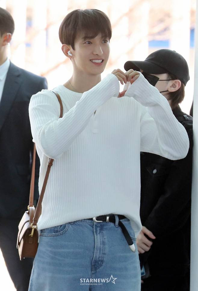 그룹 세븐틴(SEVENTEEN) 도겸, 우지가 프랑스 파리 유네스코 본부에서 열리는 '유네스코 청년 친선대사' 임명식을 위해 25일 오전 인천국제공항을 통해 출국하고 있다. 2024.06.25 /사진=임성균