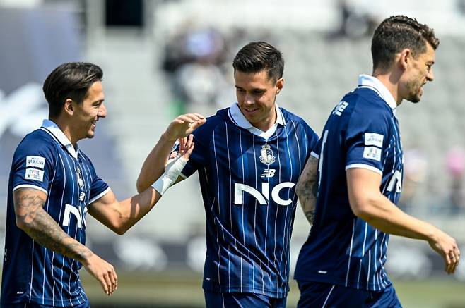 골을 넣고 기뻐하는 아이데일(가운데). /사진=서울이랜드 제공