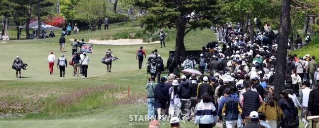 선수들을 따라 이동하고 있는 갤러리들. /사진=임성균 기자