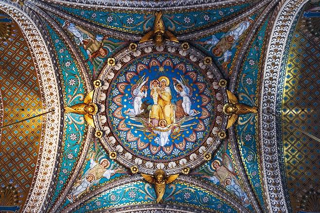 푸르비에르 노트르담 대성당은 성모 마리아께 헌정하는 성당으로 리옹 시민들의 헌금으로 지어졌다