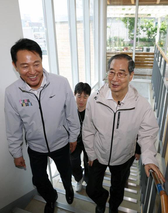 한덕수 전 총리가 2일 서울 종로구 주민공동시설에서 오세훈 서울시장과 대화를 하고 있다. 뉴스1