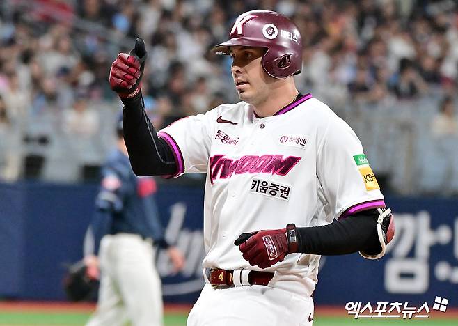 키움 히어로즈 외국인 타자 루벤 카디네스가 서울 고척스카이돔에서 열린 2025 신한 SOL Bank KBO리그 롯데 자이언츠와의 팀 간 6차전에서 안타를 기록한 뒤 세리머니를 하고 있는 모습. 사진 김한준 기자