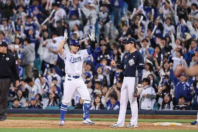 삼성 라이온즈 전병우가 2일 대구 두산 베어스전에서 적시타를 친 뒤 세리머니하고 있다. 삼성 라이온즈