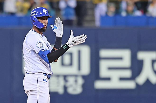 삼성 라이온즈 르윈 디아즈가 2일 대구 두산 베어스전에서 적시타를 터트린 뒤 박수 치고 있다. 삼성 라이온즈