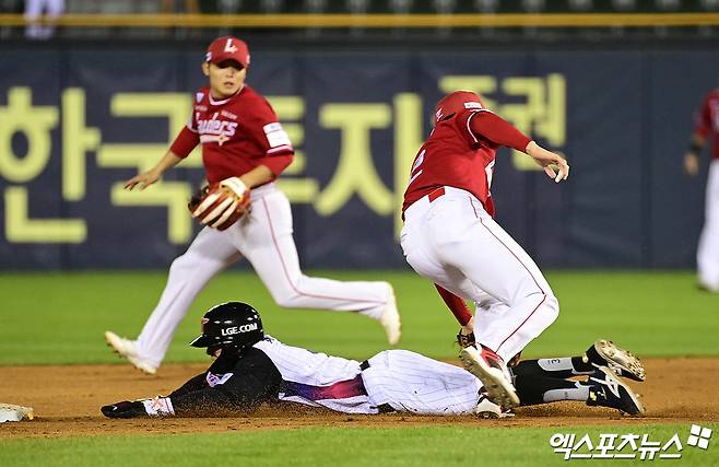 2일 오후 서울 잠실야구장에서 열린 '2025 신한 SOL Bank KBO리그' SSG 랜더스와 LG 트윈스의 경기, SSG가 최정의 결승 투런포와 선발투수 앤더슨의 5이닝 1실점(비자책) 호투에 힘입어 2연승을 달렸다.  9회말 2사 1루 LG 박해민 타석 때 1루주자 최원영이 2루 도루를 시도, SSG 박성한이 태그를 하고 있다. 이후 SSG 측 요청으로 비디오 판독 실시한 뒤 원심 반복되며 태그 아웃으로 경기 종료. 잠실, 박지영 기자