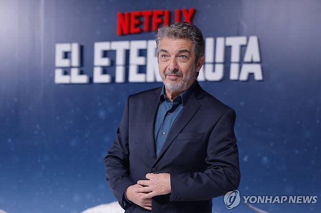 리카르도 다린 아르헨티나 배우 (부에노스아이레스=EPA 연합뉴스) 4월 29일(현지시간) 아르헨티나 부에노스아이레스의 시사회장에서 '영원한 항해자 에테르나우타'의 남자 주연배우 역을 맡은 리카르도 다린이 포즈를 취하고 있다. 2025.5.2