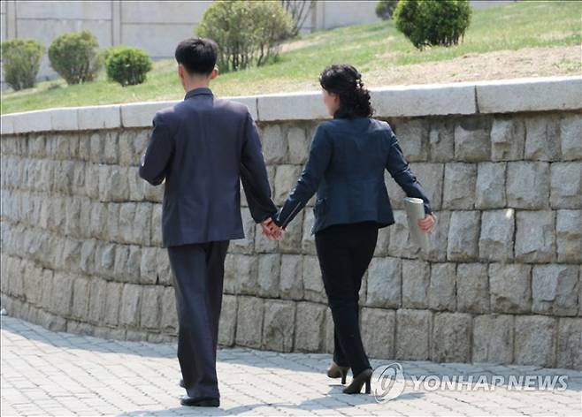 평양의 연인 미국의 친북 웹사이트 '민족통신'이 2015년 공개한 평양의 젊은 연인의 모습