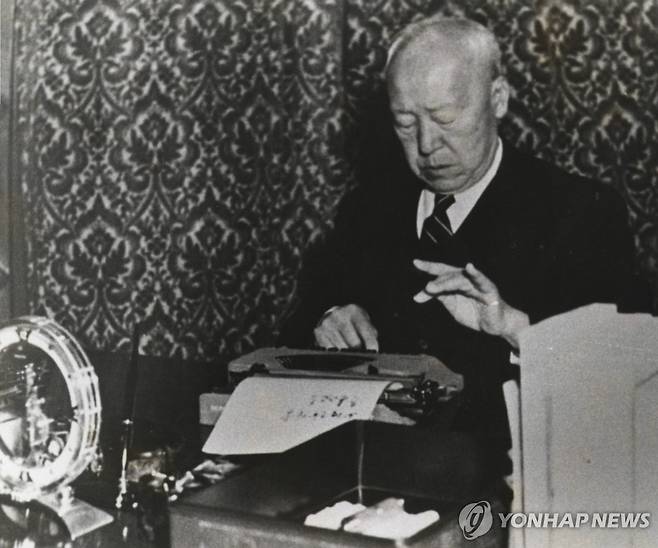 타이핑 치는 이승만 대통령 [연합뉴스 자료사진]