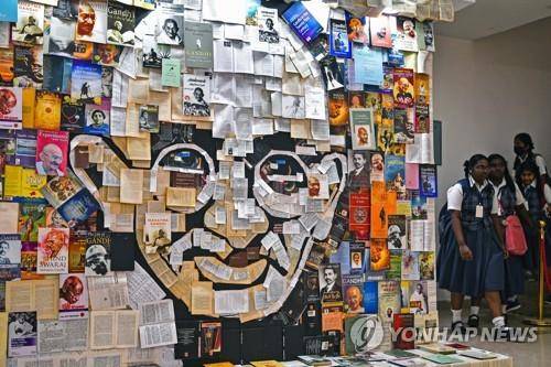 인도 학교 마하트마 간디 모자이크 전시물 [EPA 연합뉴스 자료사진. 재판매 및 DB 금지]