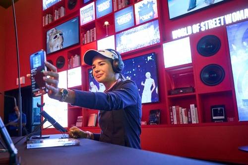 K팝을 감상하는 카이 트럼프. [CJ그룹 제공. 재판매 및 DB 금지]