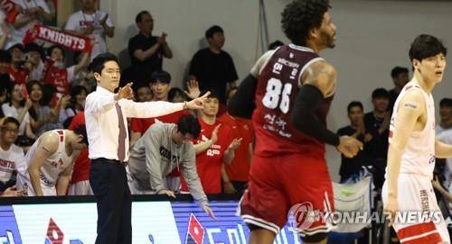 2년 전 챔피언결정 6차전 선수들에게 지시하는 전희철 감독 [연합뉴스 자료사진. 재판매 및 DB 금지]