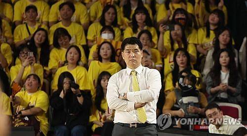 1년 전 4강 PO 5차전에서 표정이 어두운 조상현 감독 [연합뉴스 자료사진. 재판매 및 DB 금지]