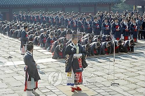 세계유산 지정 경축 종묘 고유제 (서울=연합뉴스) 전수영 기자 = 전주이씨 대동종약원의 제관 4백여명과 국립국악원 악사 등 6백여명이 출연한 세계유산 등록 기념 종묘 고유제가 서울 종로3가 종묘 정전에서 거행되고 있다. 1995.12.19 (끝)