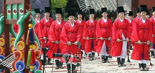 조선왕실 제사 '종묘대제'  (서울=연합뉴스) 배재만 기자 = 세계무형문화유산으로 등재된 종묘대제(宗廟大祭)가 2일 서울 종묘 정전에서 봉행된 가운데 종묘제례악 악장과 일무(佾舞)가 연행되고 있다. 조선의 역대 왕과 왕비의 제사를 지내는 왕실 의례를 종묘제례(宗廟祭禮)라고 하는데, 조선왕조가 지내는 제사 가운데 가장 규모가 크고 중요한 제사였기 때문에 '종묘대제'라고도 불린다.
2010.5.2  scoop@yna.co.kr (끝)