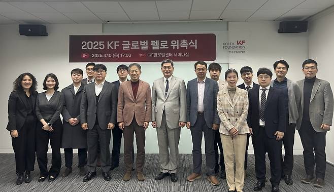 '2025 KF 글로벌 펠로 위촉식' KF는 과학기술 분야 국내 청년 전문가 10명을 선발해 해외 연수를 통해 역량을 강화하는 '2025 KF 글로벌 펠로'를 시행한다. 사진은 펠로 위촉식. [KF 제공. 재판매 및 DB 금지]