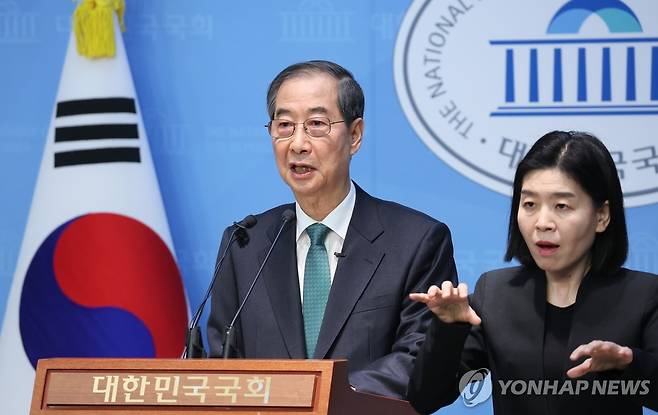 한덕수 전 총리, 국회서 대선 출마 선언 (서울=연합뉴스) 박동주 기자 = 한덕수 전 국무총리가 2일 서울 여의도 국회 소통관에서 대통령 선거 출마를 선언하고 있다. 2025.5.2 pdj6635@yna.co.kr