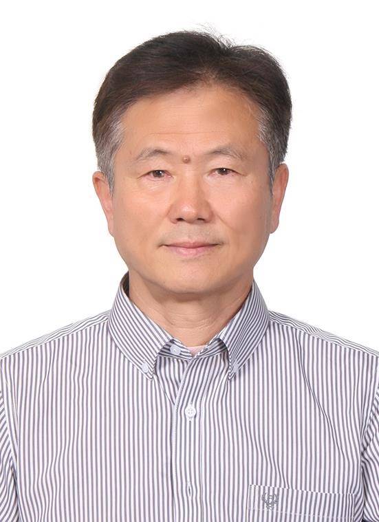 성우용 과우봉사회 총무 (서울=연합뉴스) 36년 동안 매월 지역의 아동센터를 방문해 빵을 나누고 아이들의 자립을 지원해온 제주도의 과우봉사회 성우용(사진) 총무가 어린이날을 맞아 국민훈장 동백장을 받았다.
    보건복지부는 2일 오후 서울 중구 웨스틴 조선 서울호텔 그랜드볼룸에서 제103회 어린이날 기념식을 열어 성 총무를 포함해 아동복지 증진에 기여한 유공자 14명에게 정부포상 및 장관 표창을 수여했다. 2025.05.02. [보건복지부 제공. 재판매 및 DB 금지]