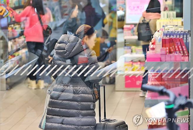 K뷰티 열풍 속 올리브영 작년 매출 4조8천억원 (서울=연합뉴스) 진연수 기자 = CJ올리브영이 별도 기준으로 지난해 약 4조8천억원의 매출을 올렸다. 이는 전년보다 24%(9천217억원) 증가했다. CJ가 최근 공시한 주주총회소집공고에 따르면 CJ올리브영의 지난해 매출은 4조7천899억원이다. 사진은 12일 서울 시내 올리브영 매장 모습. 2025.3.12 jin90@yna.co.kr