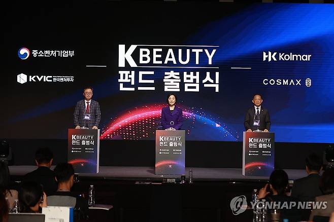 K-뷰티 펀드 출범식 (서울=연합뉴스) 오영주 중소벤처기업부 장관이 10일 서울 중구 웨스틴 조선호텔에서 열린 'K-뷰티 펀드 출범식'에서 참석자들과 세리머니를 하고 있다. 2025.4.10 [중소벤처기업부 제공. 재판매 및 DB 금지] photo@yna.co.kr