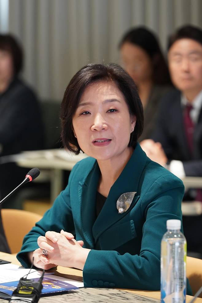 중기부, 화장품 수출기업 현장간담회 (서울=연합뉴스) 오영주 중소벤처기업부 장관이 2일 서울 성동구 올리브영N 성수에서 열린 'K-뷰티 수출 중소기업 현장 간담회'에서 참석자들과 기념 촬영을 하고 있다. 2025.5.2 [중소벤처기업부 제공. 재판매 및 DB 금지]