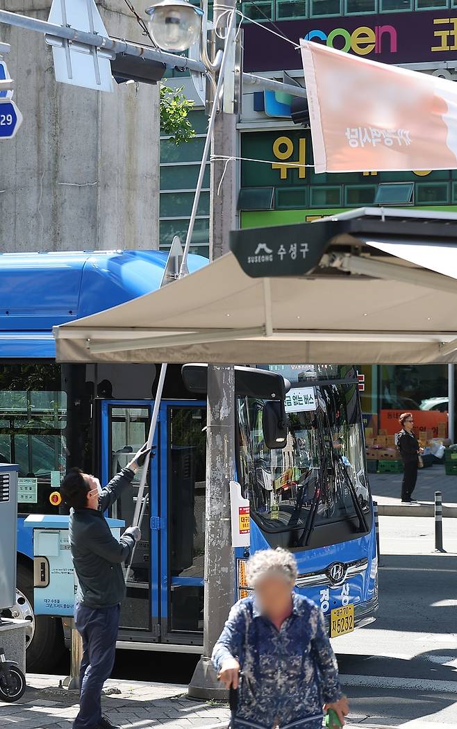 게시일 지난 정당 현수막 철거 [촬영 윤관식]