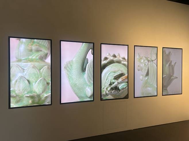 고려의 상형 청자      (경주=연합뉴스) 김예나 기자 = 2일 국립경주박물관에서 열린 특별전 '푸른 세상을 빚다, 고려 상형 청자'의 전시실 입구 모습. 2025.5.2
    yes@yna.co.kr