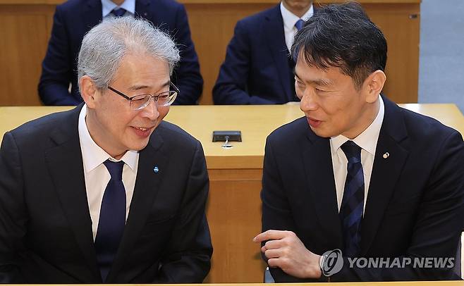 금감원장과 우리금융 회장 (서울=연합뉴스) 한상균 기자 = 이복현 금융감독원장과 임종룡 우리금융그룹 회장이 13일 서울 한국금융연수원에서 열린 사외이사 양성 및 역량 강화 업무협약식에서 대화하고 있다. 2025.2.13 xyz@yna.co.kr