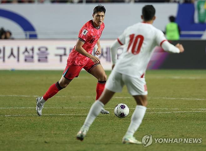 드리블하는 박용우 (수원=연합뉴스) 김성민 기자 = 25일 경기도 수원시 수원월드컵경기장에서 열린 2026 북중미 월드컵 아시아 3차 예선 B조 8차전 대한민국과 요르단의 경기. 박용우가 드리블하고 있다. 2025.3.25 ksm7976@yna.co.kr