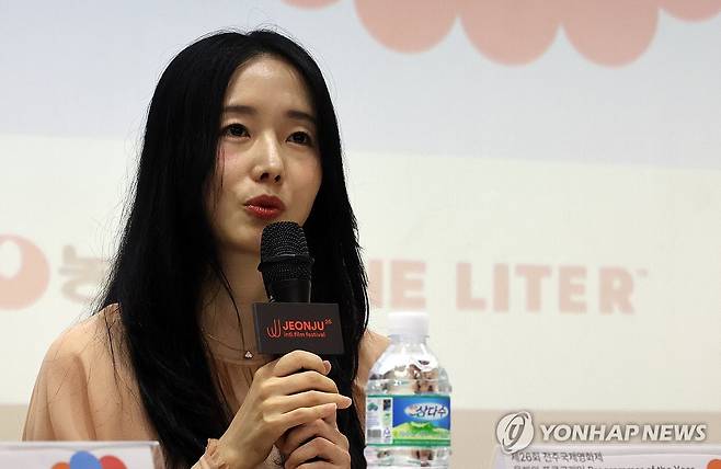 '올해의 프로그래머' 배우 이정현 (전주=연합뉴스) 나보배 기자 = 제26회 전주국제영화제가 열리고 있는 2일, 전북 전주시 완산구 전주중부비전센터에서 열린 'J스페셜: 올해의 프로그래머' 기자회견에서 배우 겸 감독 이정현이 기자들의 질문에 답하고 있다. 2025.5.2 warm@yna.co.kr