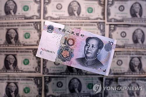 중국 위안화와 미국 달러화  [로이터 연합뉴스 자료사진]