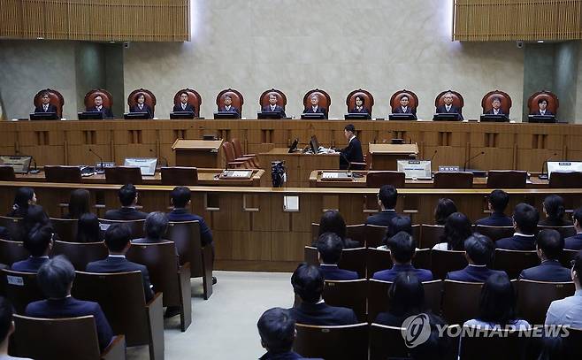 대법, 이재명 '선거법 위반' 무죄판결 파기환송 (서울=연합뉴스) 조희대 대법원장을 비롯한 대법관들이 지난 1일 서울 서초구 대법원에서 더불어민주당 이재명 대선 후보의 공직선거법 위반 사건 상고심 선고를 위해 참석해 있다. 2025.5.1 [사진공동취재단] photo@yna.co.kr