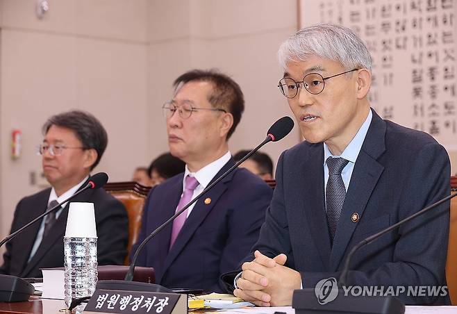 법사위 현안질의, 답변하는 천대엽 법원행정처장 (서울=연합뉴스) 박동주 기자 = 2일 서울 여의도 국회에서 열린 법제사법위원회 전체회의에서 천대엽 법원행정처장이 의원 질의에 답하고 있다. 2025.5.2 pdj6635@yna.co.kr