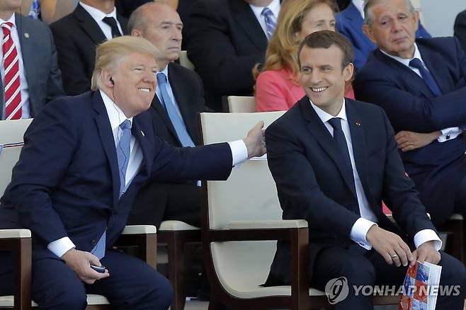 2017년 프랑스 대혁명기념일인 '바스티유의 날' 열병식에 참석해 기쁨을 드러내는 도널드 트럼프 미국 대통령 [AP 연합뉴스 자료사진. 재판매 및 DB 금지]