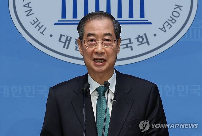 한덕수의 대선 출마 선언 (서울=연합뉴스) 이진욱 기자 = 한덕수 전 국무총리가 2일 서울 여의도 국회 소통관에서 대통령 선거 출마 선언을 하고 있다. 2025.5.2 cityboy@yna.co.kr