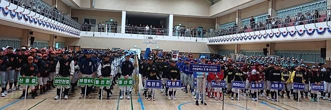 ▲ 3일 오전 동산중·고등학교 강당에서 열린 '제65회(35회) 동산중·고등학교 총동창회장기 인천시 초·중 야구대회' 개막식에 참석한 인천시내 초·중학교 야구선수들이 한 자리에 도열해 선의의 경쟁을 다짐하고 있다. /이민주 기자 coco01@incheonilbo.com