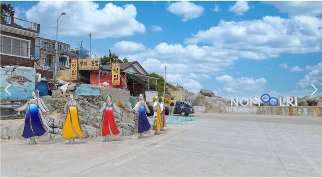 역사를 품은 아름다운 마을 영덕 노물리 바닷가 횟집 거리. 영덕군청에서 자동차로 십여분이면 닿는 노물리는 미역으로 유명하고, 직접 잡은 회를 푸짐하게 주는 것으로 유명한 바닷가 마을이었다. 산불피해를 입기 전까지 이렇게 아름다웠던 노물리는 해양관광마을로 완전 새롭게 건립하겠다는 것이 경상북도의 전략이다. 영덕군청 제공.