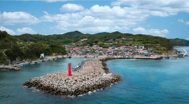 영덕 노물리 방파제가 노물리 마을을 평화롭게 지켜주고 있었다. 하루빨리 노물리가 산불의 피해에서 벗어나기 위해 5월 연휴에는 노물리를 찾아보는 것도 괜찮다. 노물리는 영덕대게로 유명한 강구항에서 고래불해수욕장으로 가는 길 중간에 있다. 영덕군 제공.