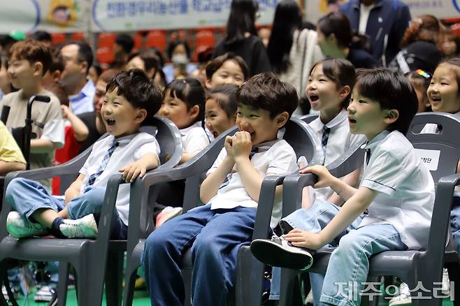 지난해 열린 어린이날 기념행사에서 환한 웃음을 짓고 있는 주인공들. ⓒ제주의소리 자료사진