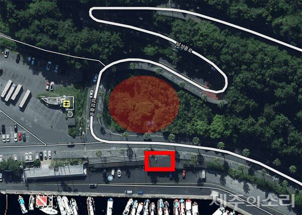 푸드트럭 설치 운영 예정지(빨간색 네모)와 2단계 사업으로 개발 계획이 검토 중인 공원지역 공유지(붉은원). ⓒ제주의소리