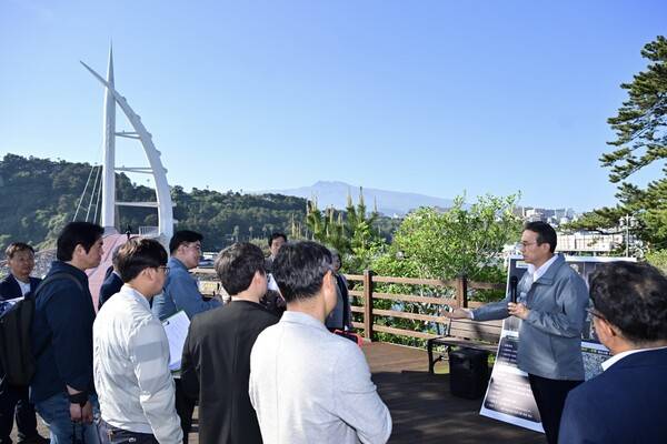 현장브리핑을 통해 문화관광도시 서귀포 만들기 사업에 대해 설명하고 있는 오순문 서귀포시장. 사진=서귀포시.