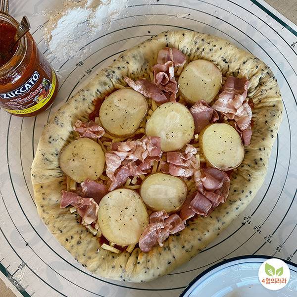 반죽에 감자와 베이컨을 올린 장면