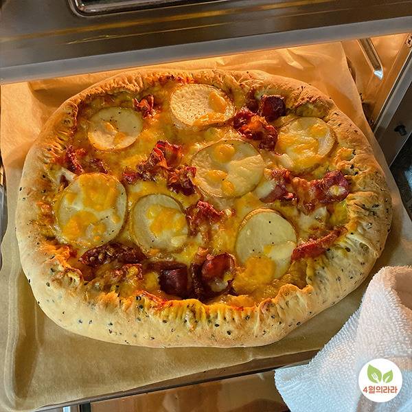 오븐에서 구워 나온 피자
