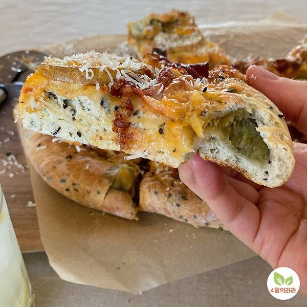 피자도우 가장자리에 고구마필링이 보이는 장면