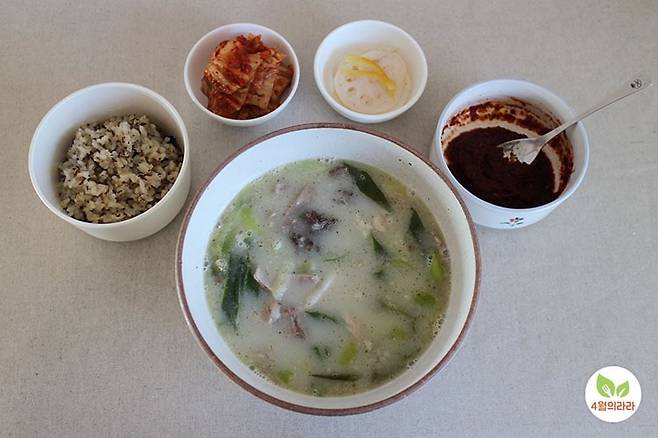 완성된 순댓국에 공기밥과 다대기 밑반찬