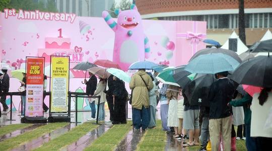 서울을 비롯한 수도권 일대에 비가 내린 1일 서울 중구 서울광장에서 우산을 쓴 시민들이 서울스프링페스타 부스 입장을 기다리고 있다.(사진/뉴스1)